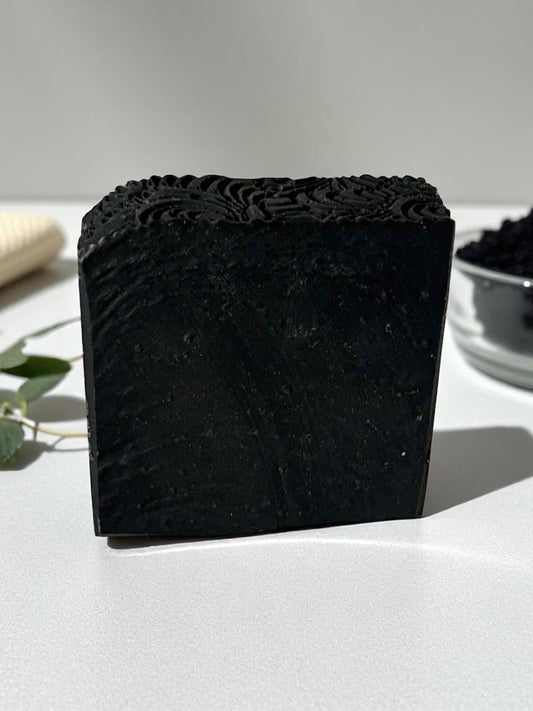 Savon pour le visage au charbon d'arbre à thé